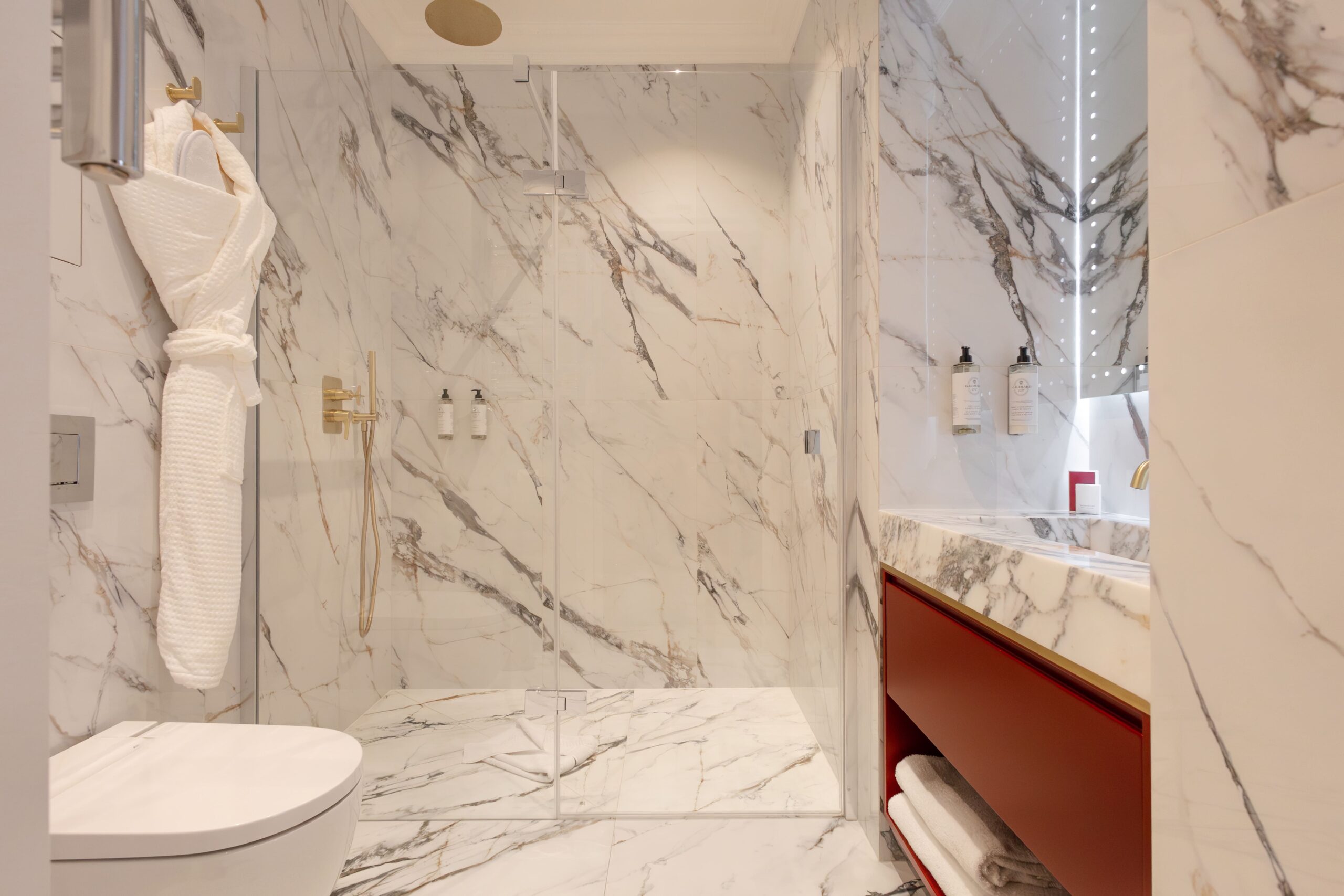 Salle de bain en marbre avec douche effet pluie