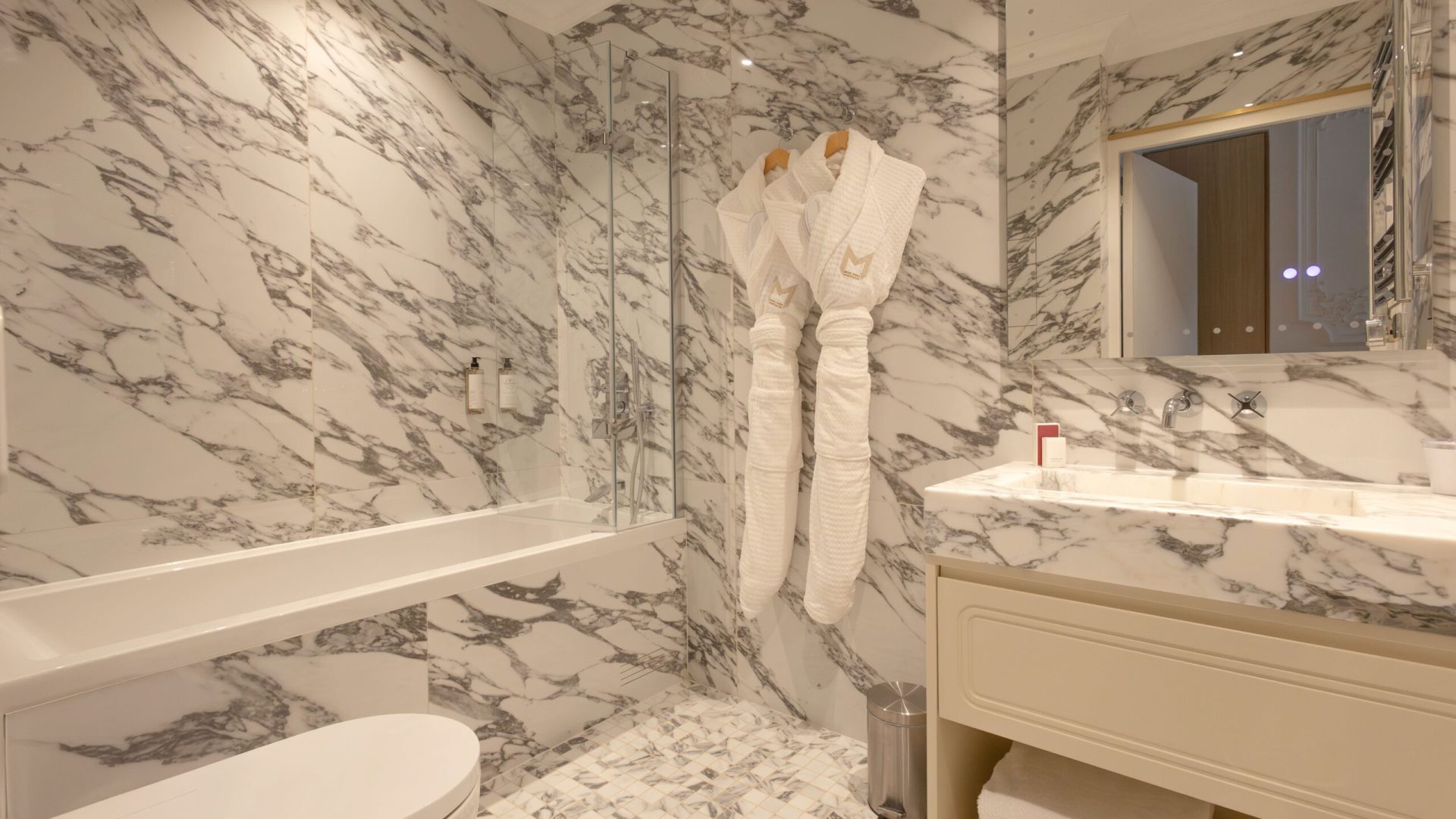 Salle de bain avec baignoire élégante et finitions haut de gamme dans le Studio Supérieur.