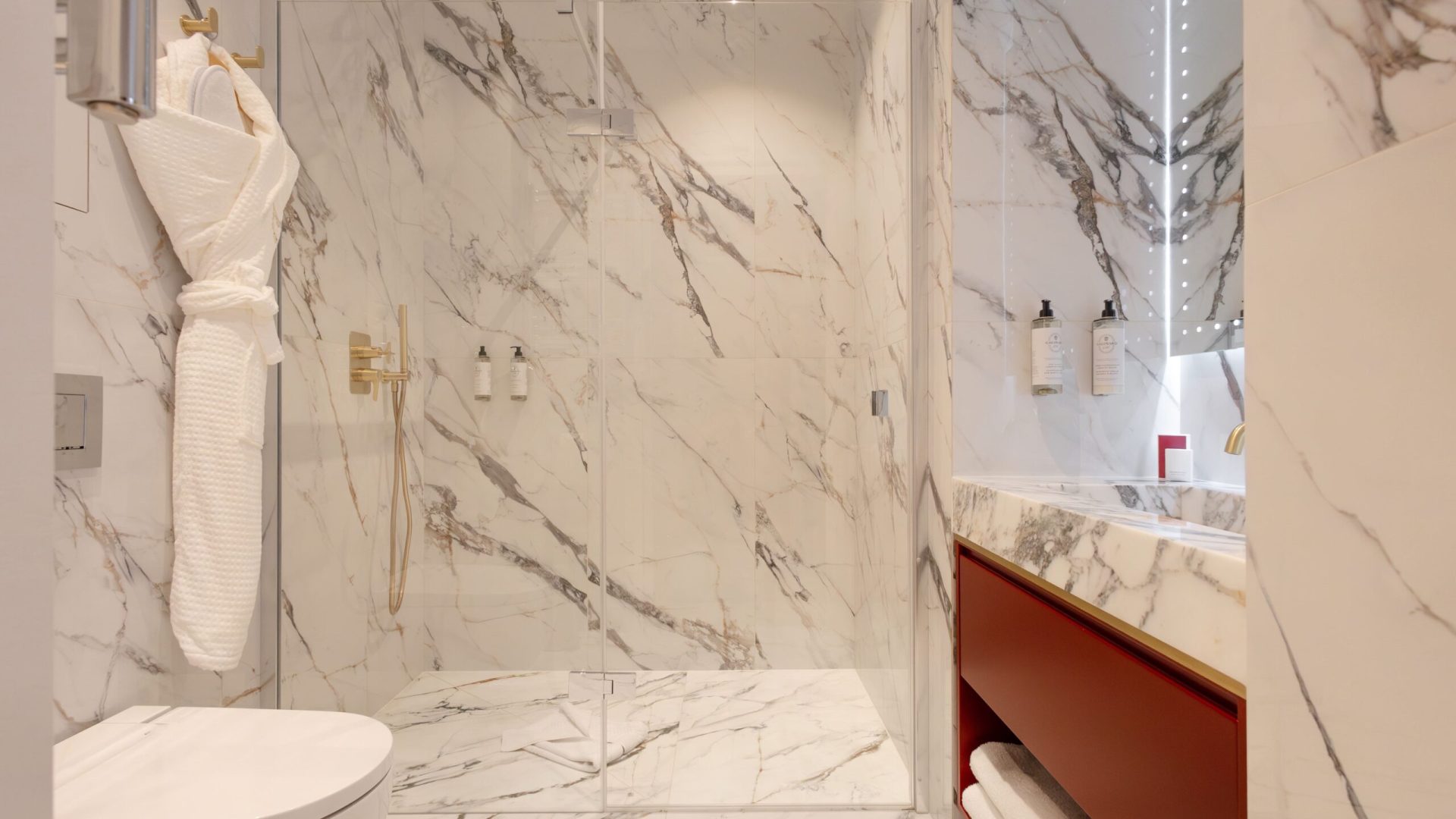 Salle de bain moderne du Studio Exécutif avec douche à effet de pluie et finitions haut de gamme.