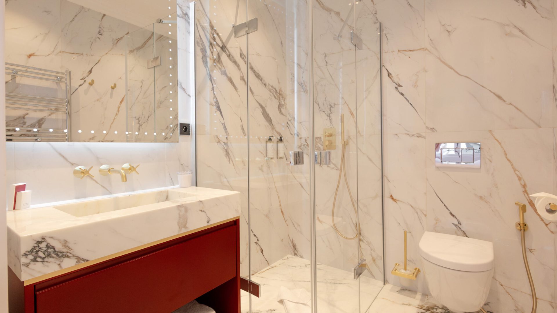 Salle de bain moderne avec douche à l'italienne et effet de pluie au Mode Paris Aparthotel.
